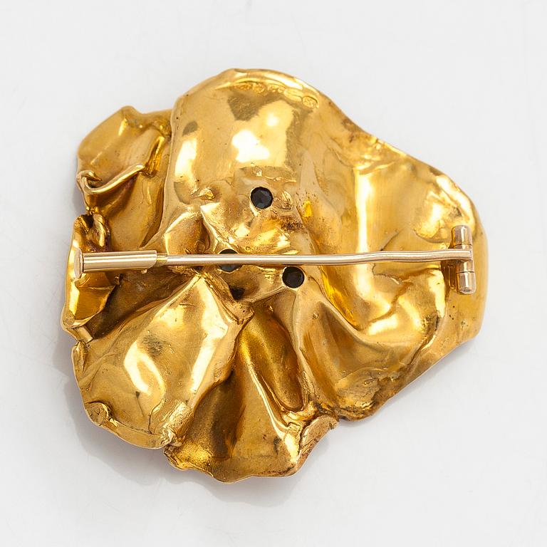 Lotta Orkomies, an 18K gold brooch with sapphires. A.Tillander, Helsinki 1971.