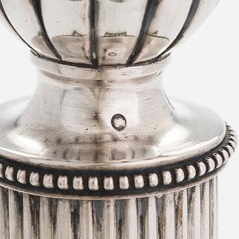 Ljusstakar, ett par, silver, mästarstämpel A.T., S:t Petersburg 1908-26.