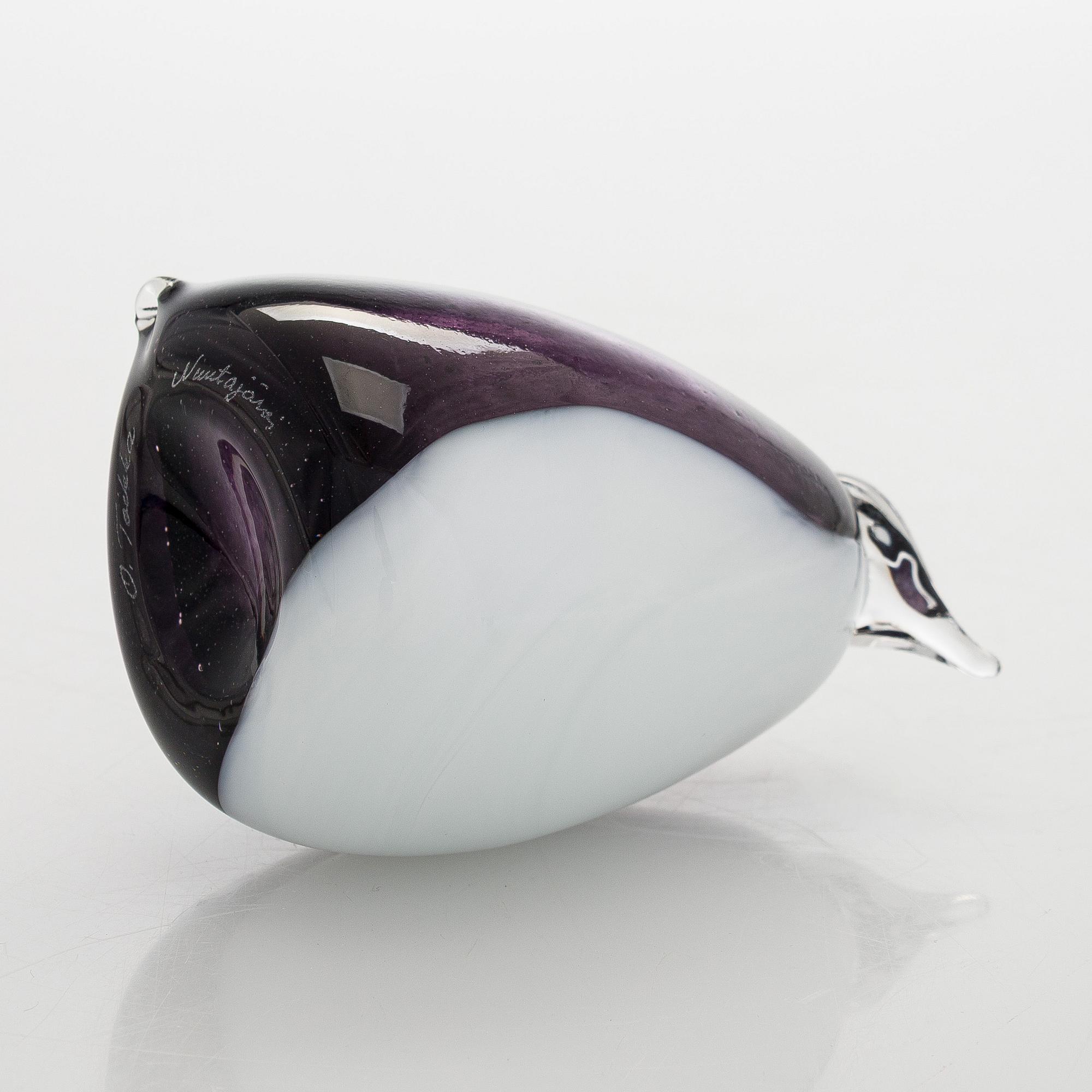 Oiva Toikka, a 'Penguin' glass bird, signed O. Toikka Nuutajärvi.