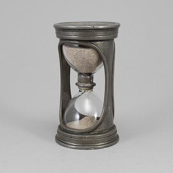 A pewter hour glass, 18th/19th century.