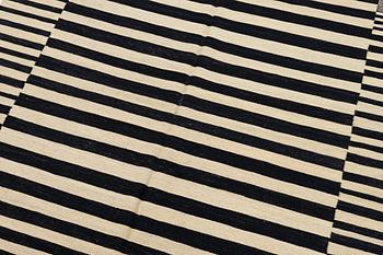 Matta, slätvävd, ca 235 x 175 cm.
