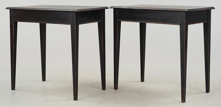 BORD, ett par, gustaviansk stil, 1800-talets slut.