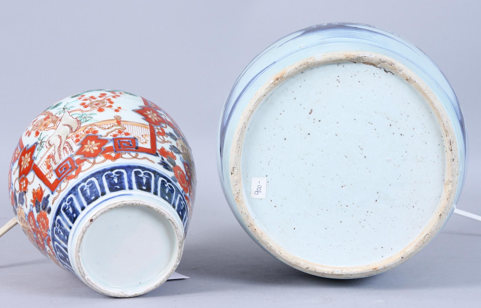 BORDSLAMPOR, 2 st, porslin, Kina och Japan, 1800/1900-tal.