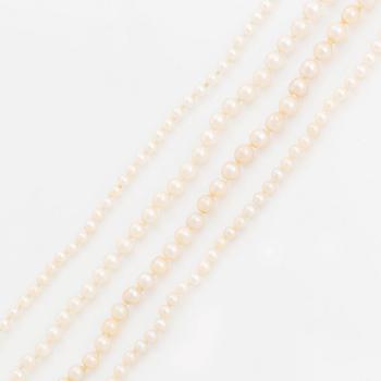 WA Bolin två collier odlade pärlor lås 18K vitguld med runda briljantslipade diamanter och rubiner.