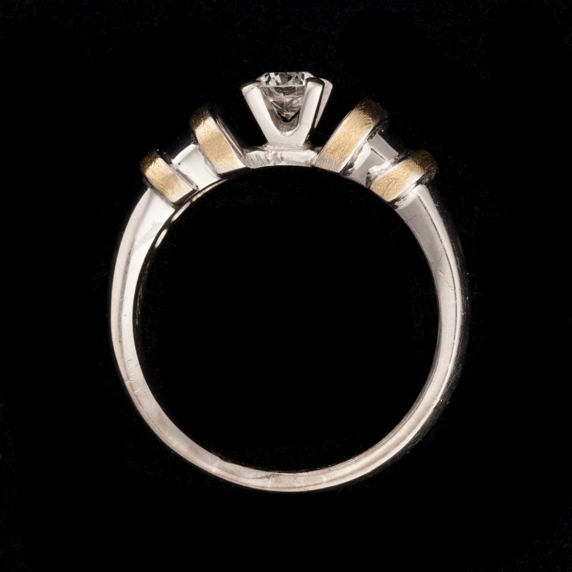 RING, 14K vitguld, diamant. Laatukoru 2000. Vikt ca 8,6 g.