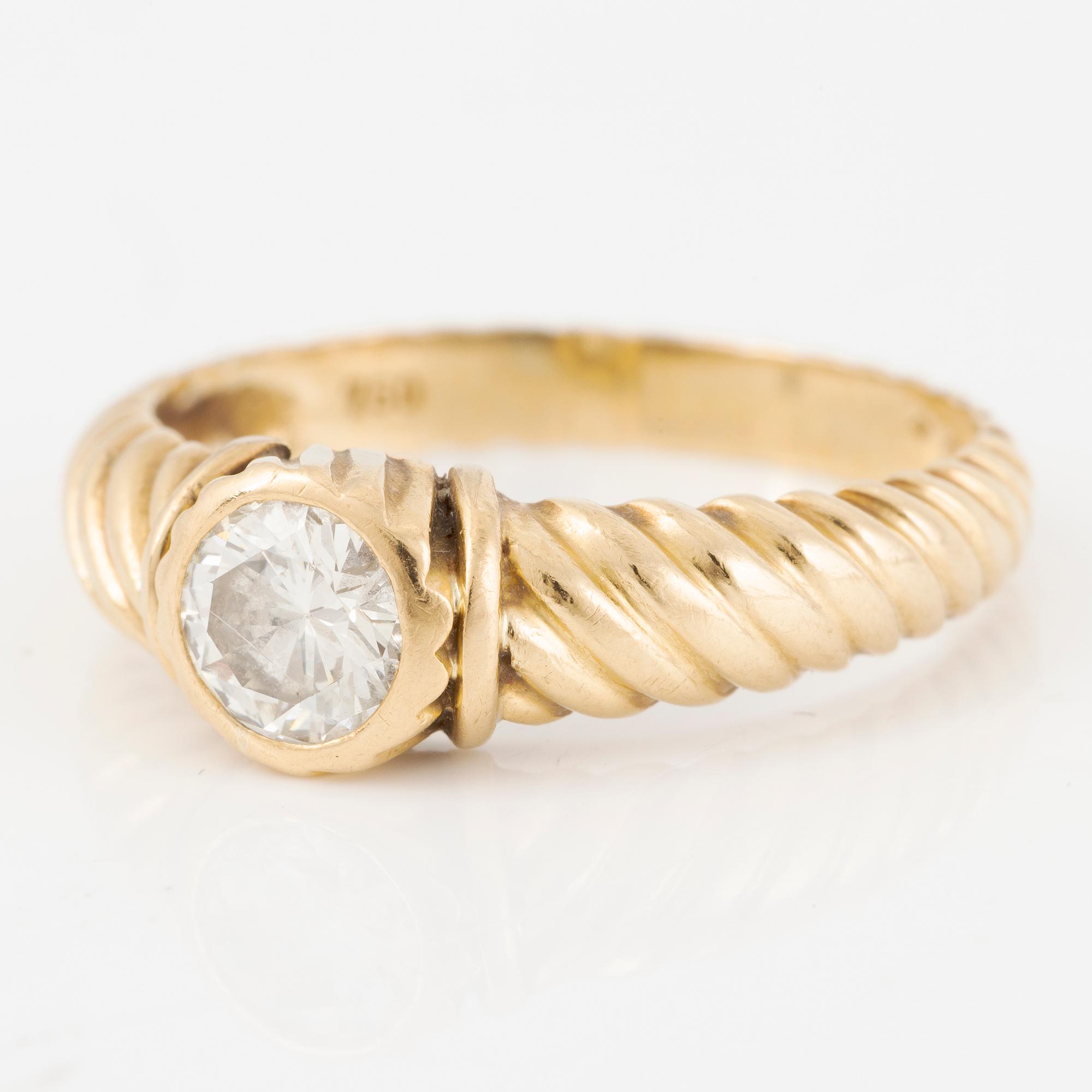 Ring, 18K guld med solitär briljantslipad diamant.