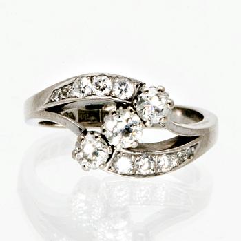 Ring 18K whitegold old, brilliant and single-cut diamonds approx 0,70 ct in total, total weight 6,1 g.