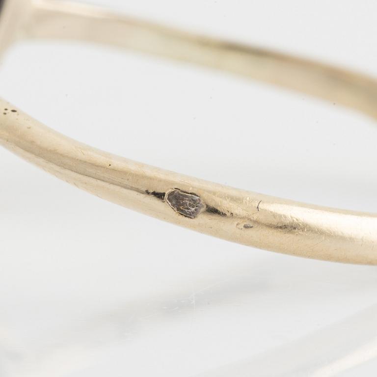 Ring, carmoséring med mörk safir och briljantslipade diamanter.