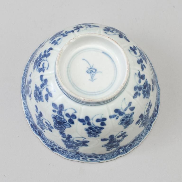 A blue and white bowl, Qing dynasty, Kangxi (1662-1722).