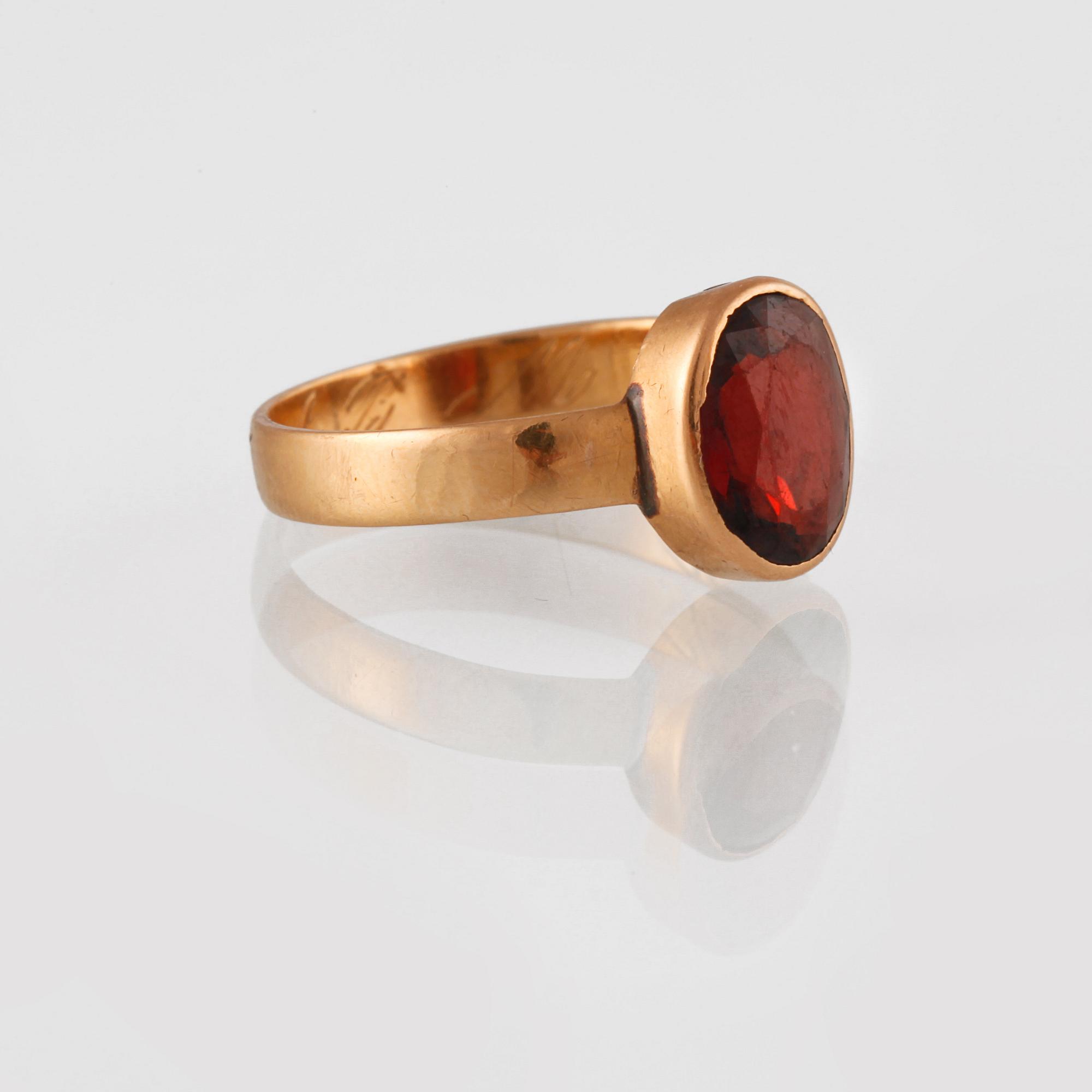 RING, 18K guld med fasettslipad granat,  Åsele, 1887. Vikt 2,7 gram.