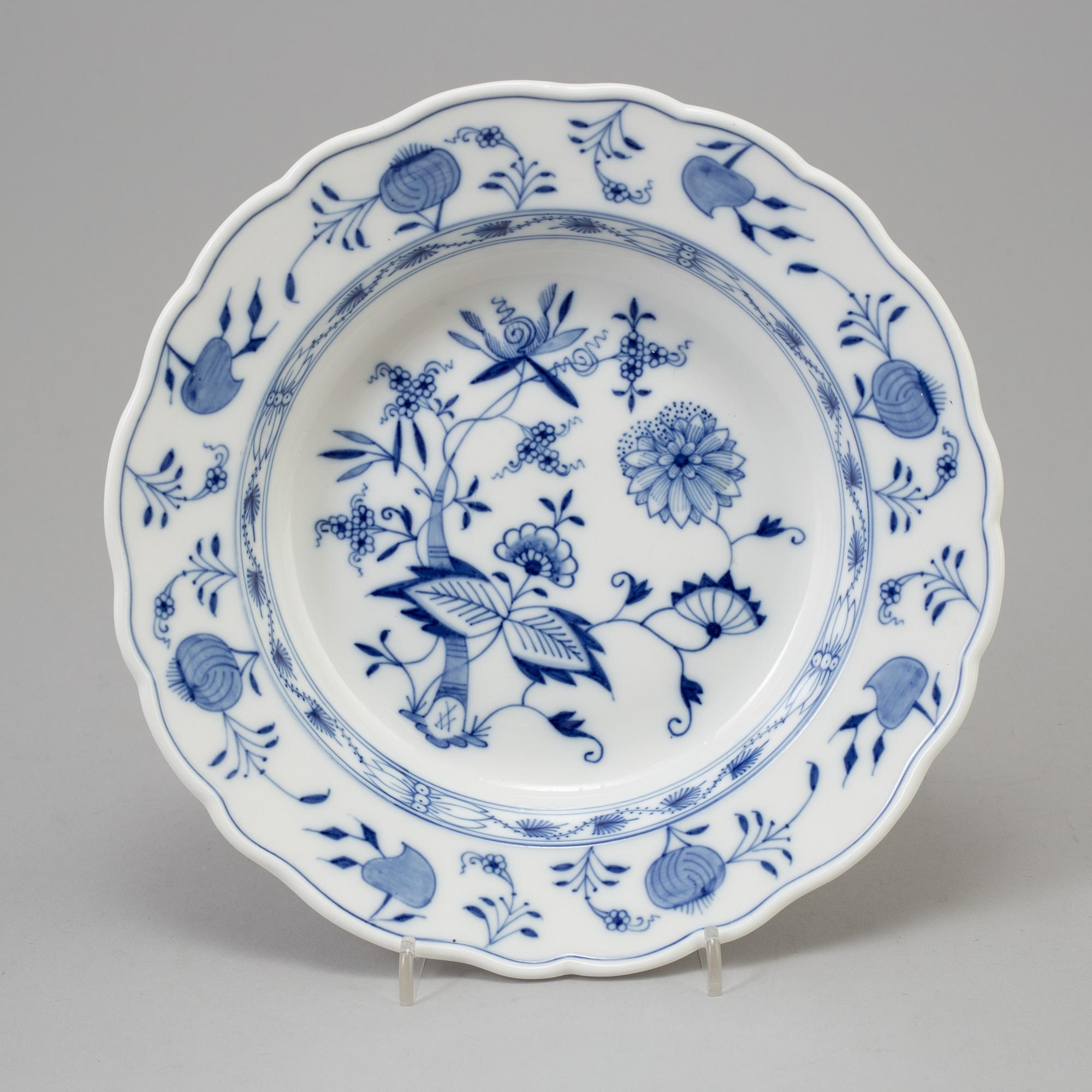 CRÈMEKOPPAR med LOCK och FAT, 12 st, BÄRTALLRIKAR, 12 st, samt DJUP TALLRIK, porslin, Meissen, 1900-tal.