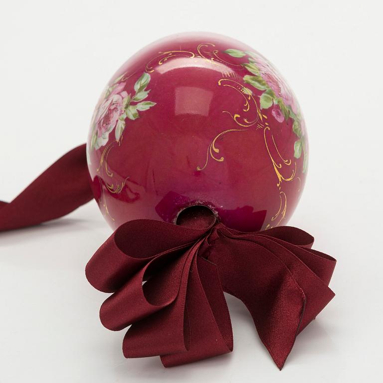 A Russian porcelain Easter egg from around the turn of the 20th Century.