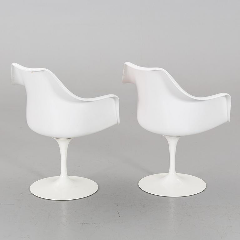 KARMSTOLAR, ett par, "Tulip", Eero Saarinen, Knoll Studio. Formgiven 1956.