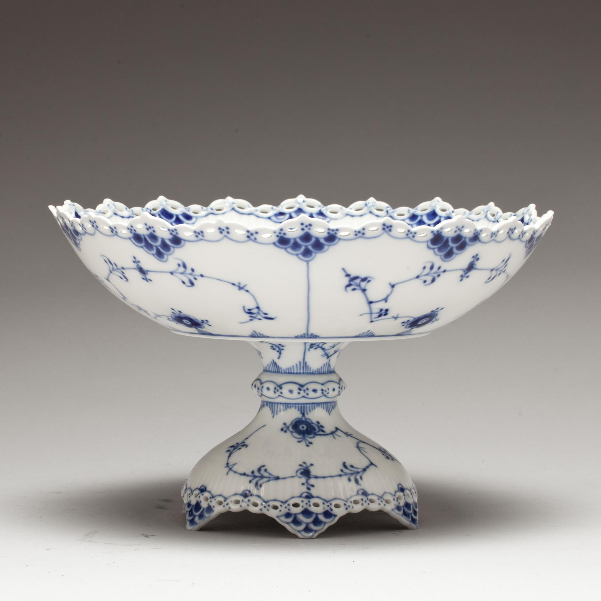 SKÅL på FOT, porslin, "Musselmalet", Royal Copenhagen.