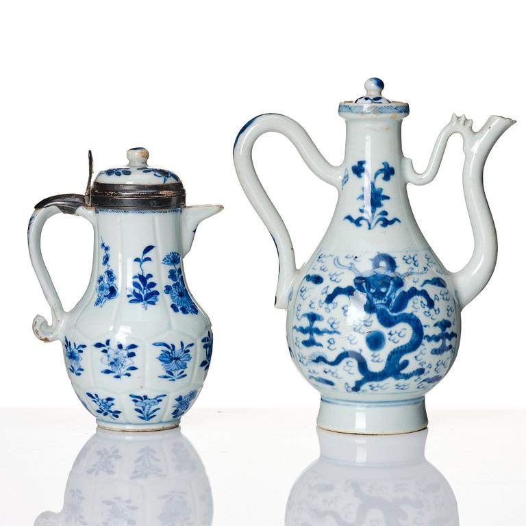 A set of two blue and white ewers, Qing dynasty, Kangxi (1662-1722).