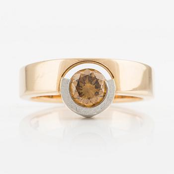 Ring, 18K guld med orangebrun briljantslipad diamant.