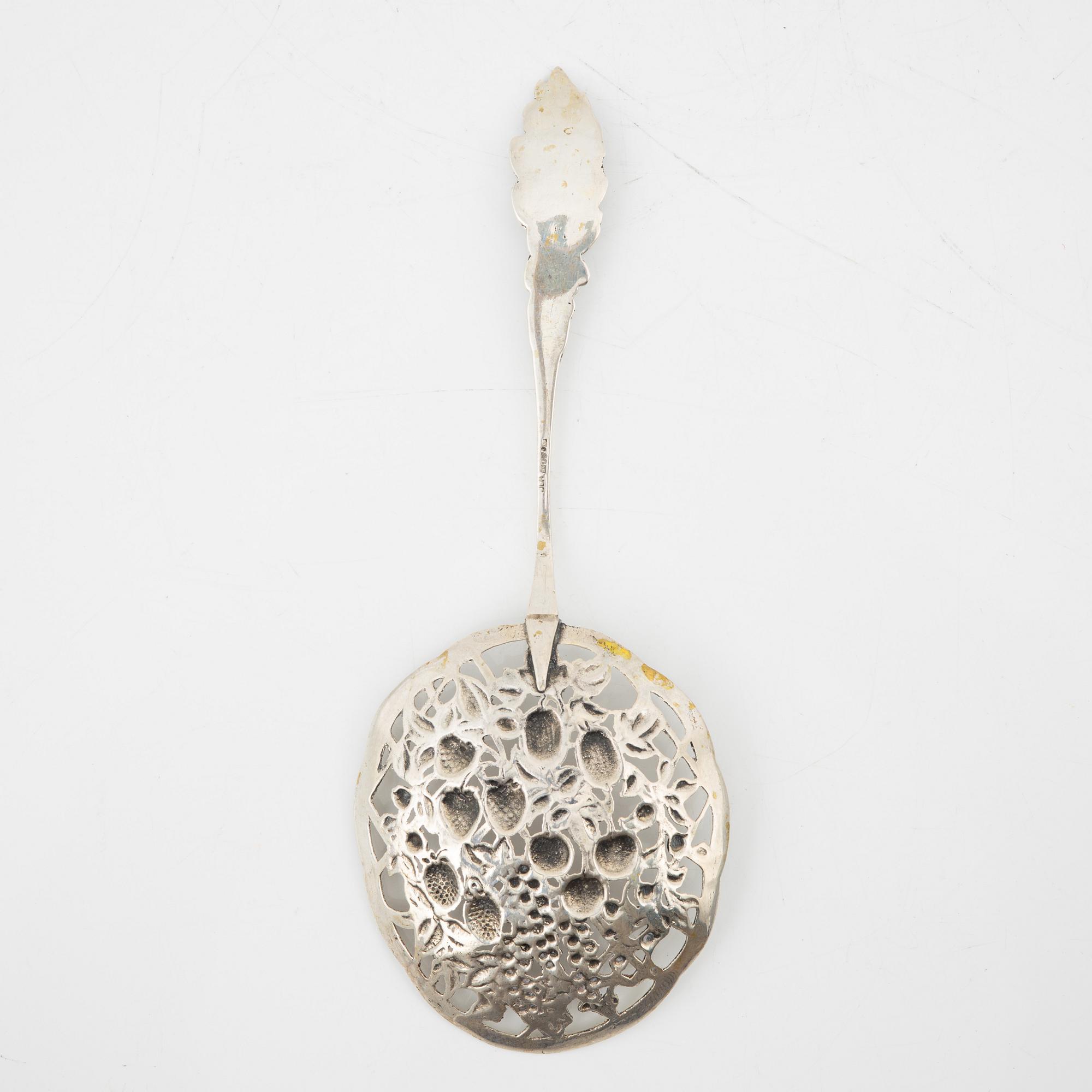 Korgar två st och sked silver, saltkar med silvermontering, 1900-tal.