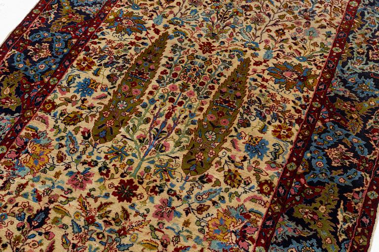 Matta, troligen Pakistan, ca 230 x 112 cm.