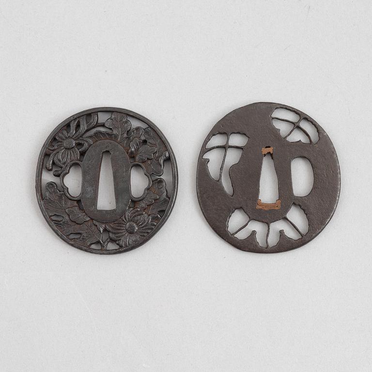 Tsuba, 2 st, Japan, mumei/mei, Edo.