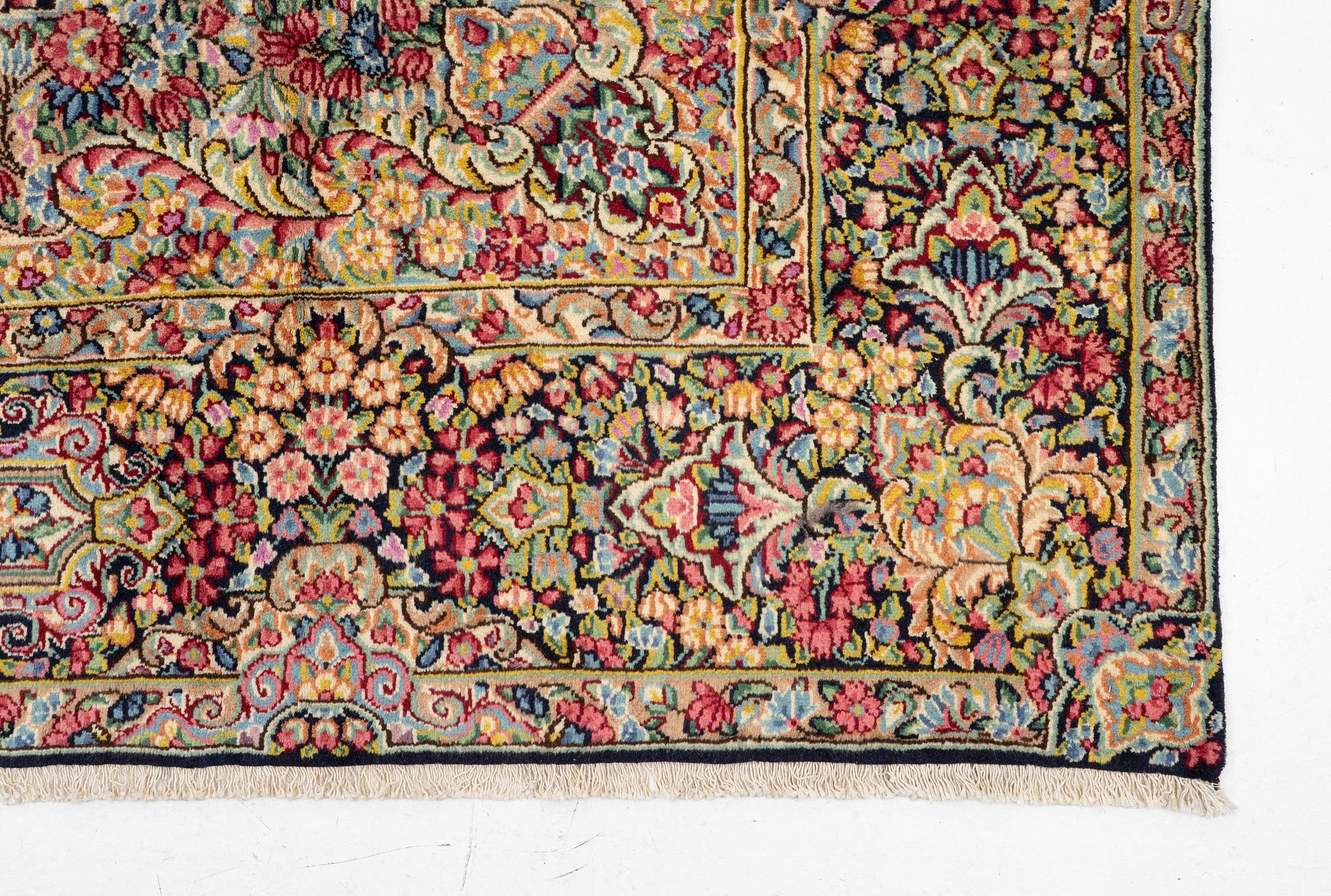 Carpet Kirman, approx. 393 x 286 cm.