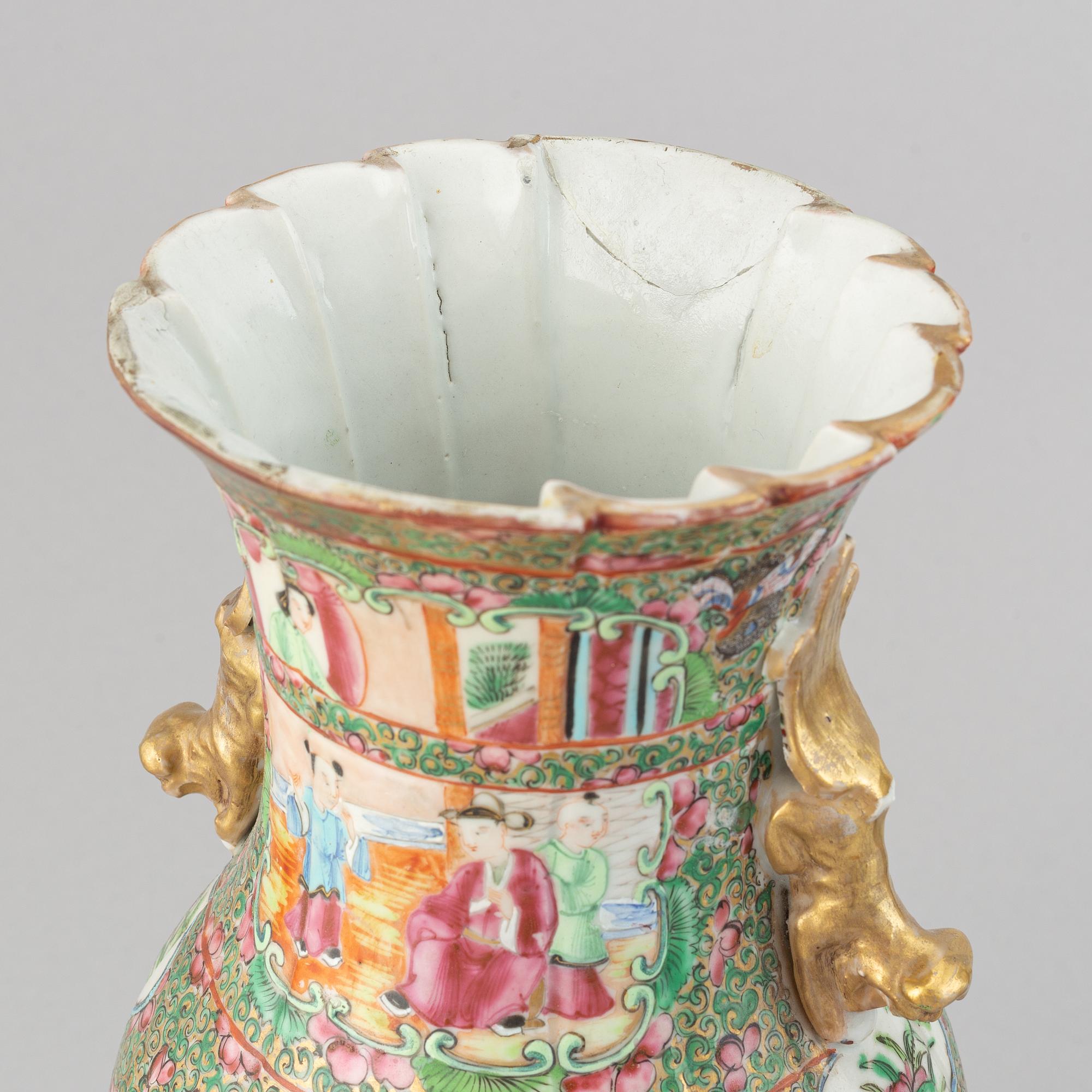 A pair of famille rose canton vases, Qing dynasty, late 19th century.
