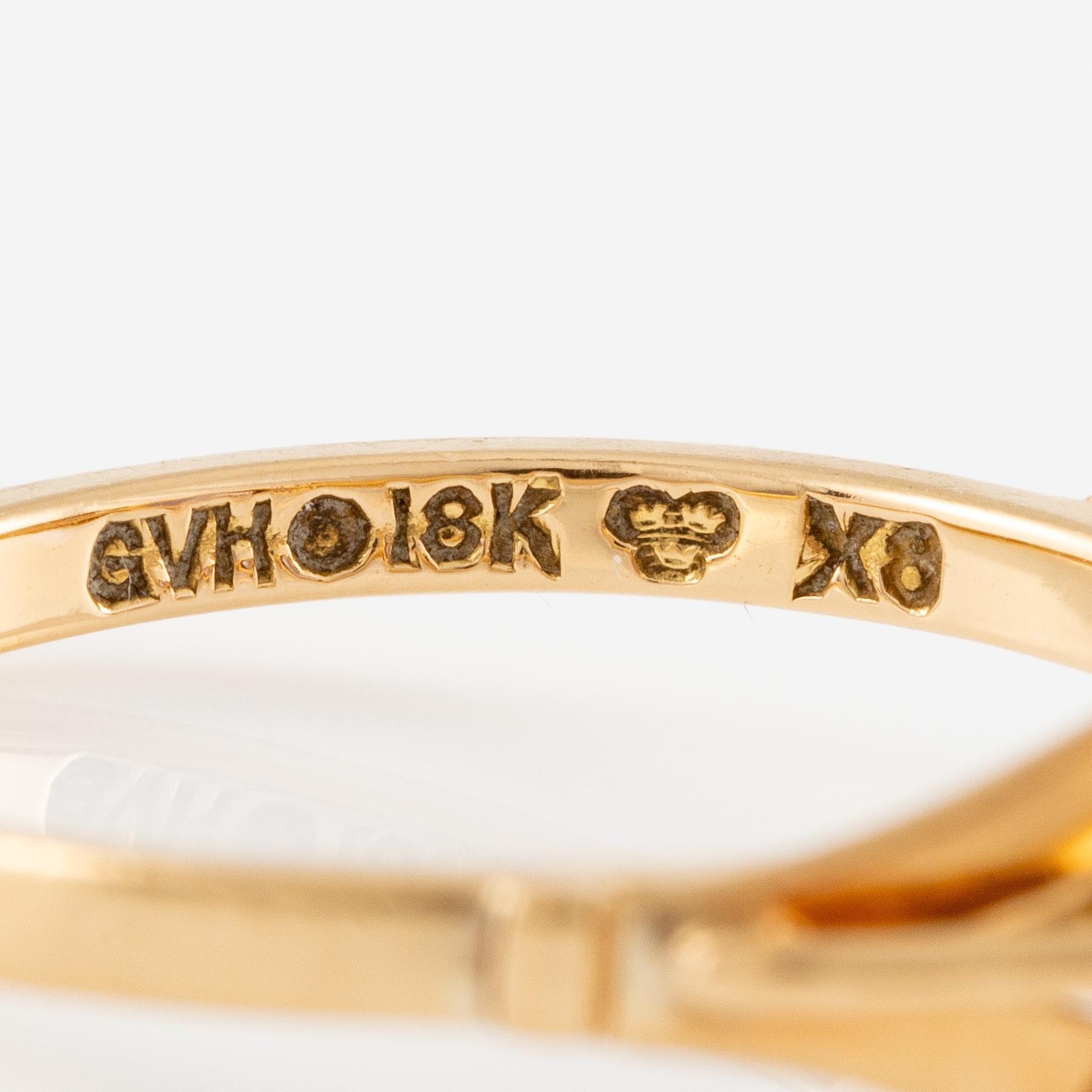 Ring 18K gold with a purple stone.