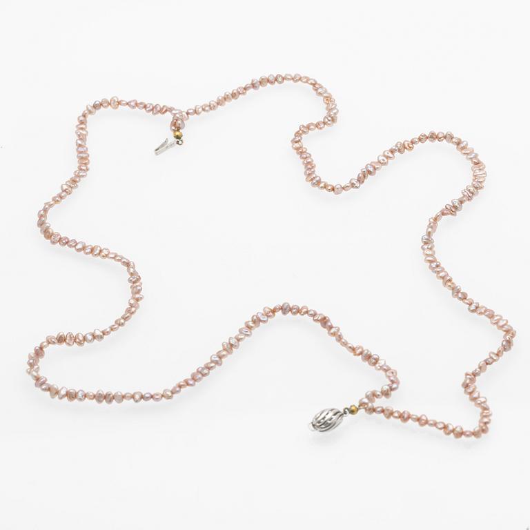 Necklace, 18K white gold and cultured freshwater pearls.