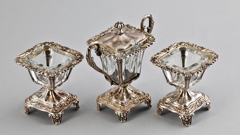 SALTKAR, ett par samt SENAPSKANNA, silver, glas, nyrokoko, Frankrike, 1800-tal.