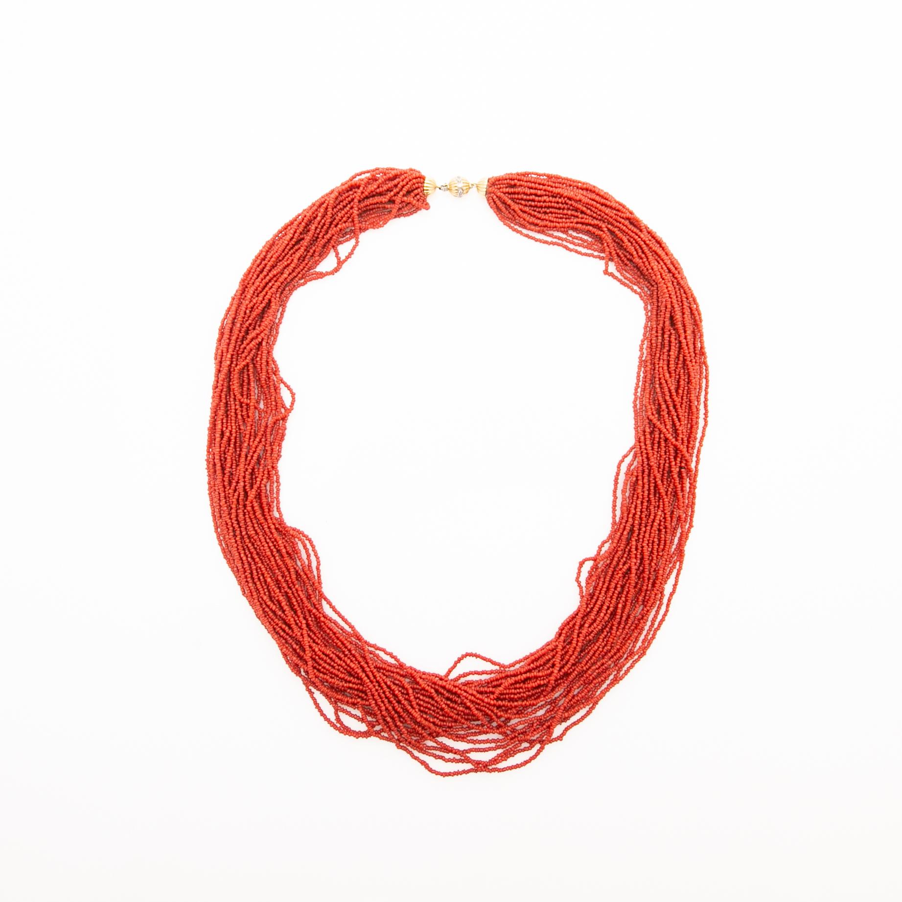 Necklace, with coral and clasp in 18K gold.