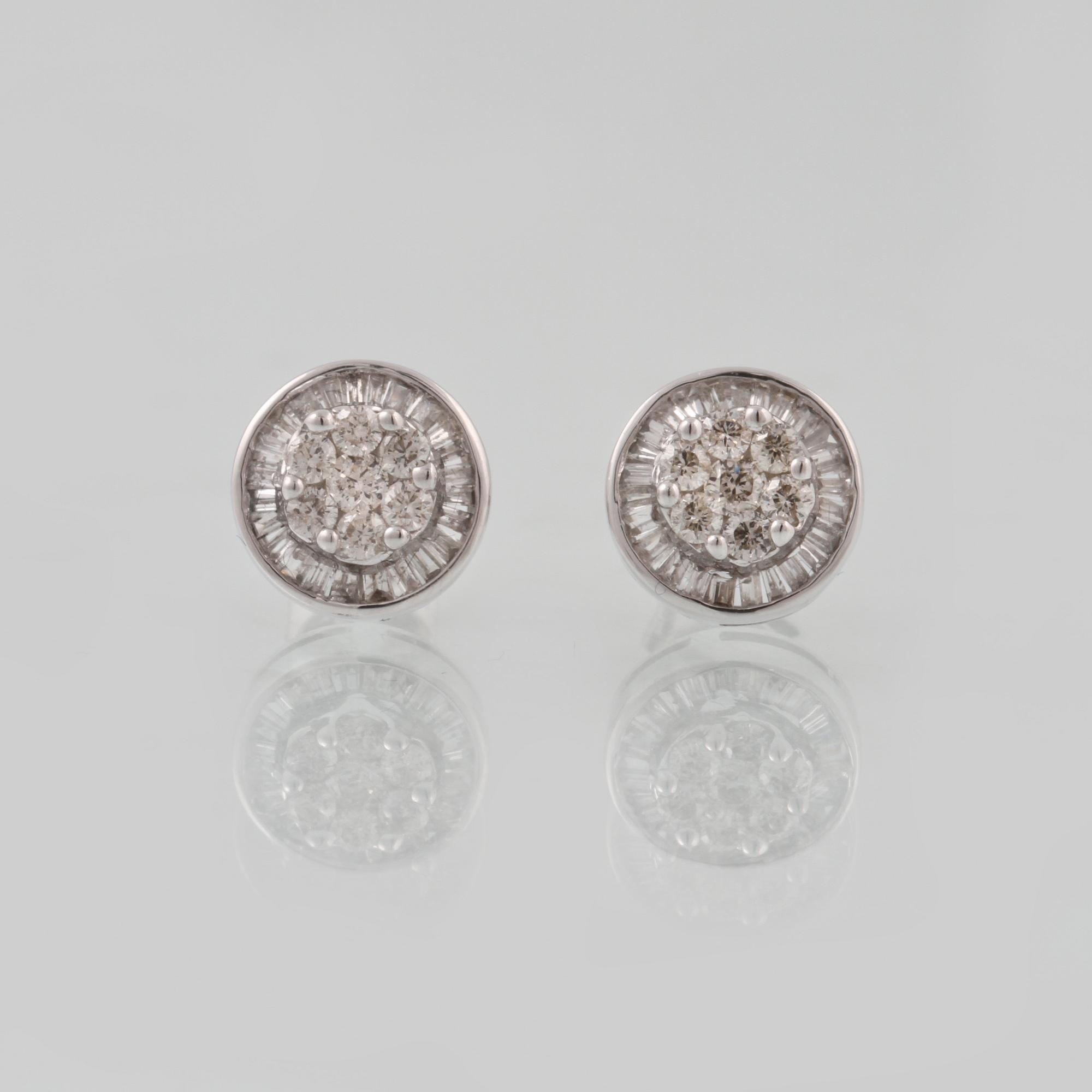 ÖRHÄNGEN, 18K vitguld med briljant och baguetteslipade diamanter ca 0.48 ct. Vikt 2,1 gram.