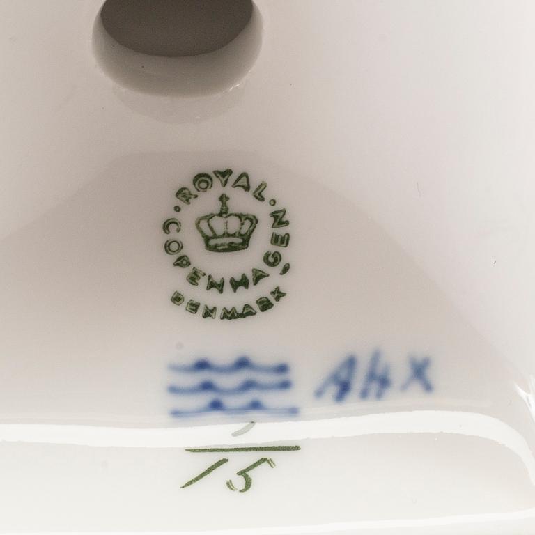 LJUSSTAKAR ett par "Musselmalet" Royal Copenhagen Danmark 1900-talets andra hälft porslin.