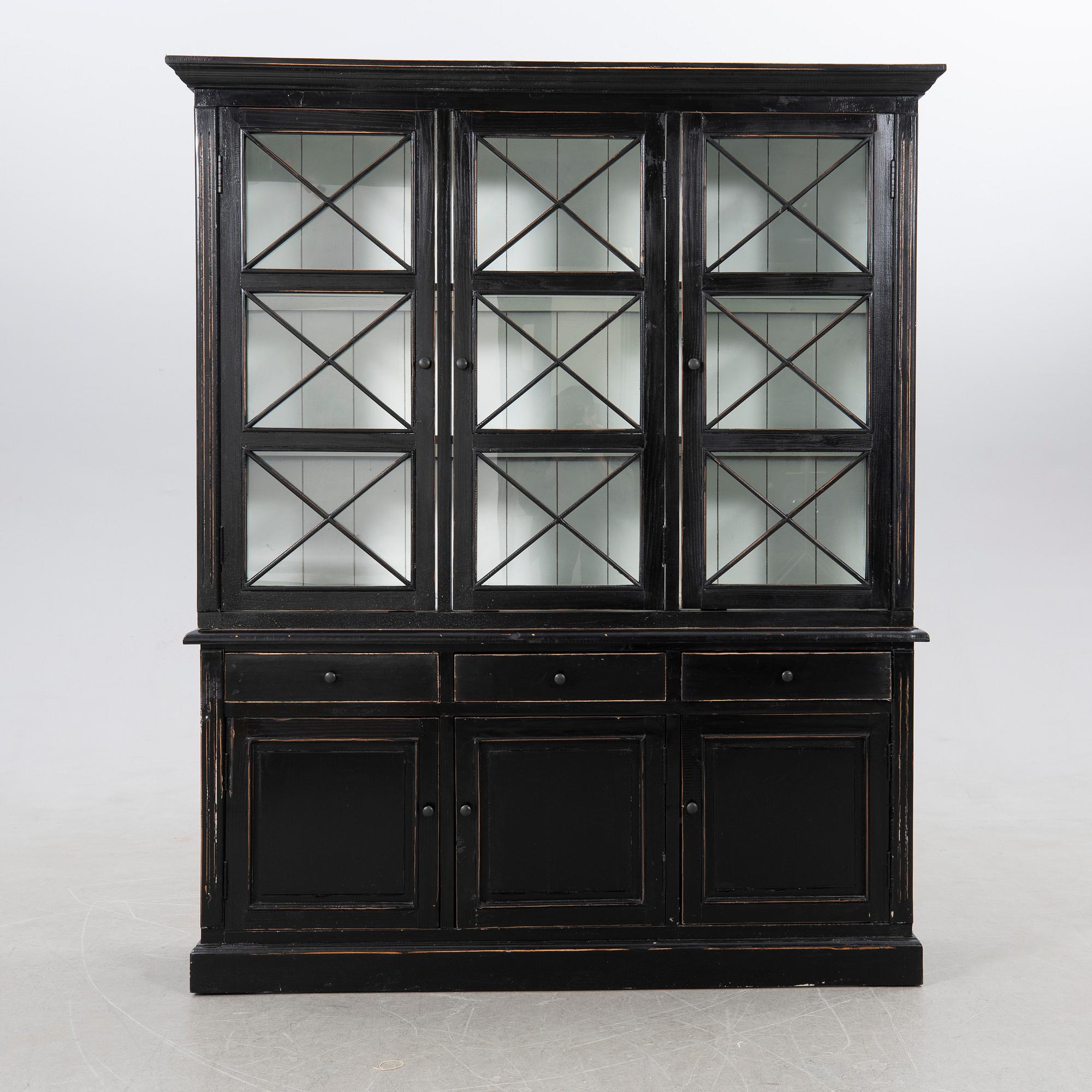 Vitrinskåp, 1900-talets första hälft.