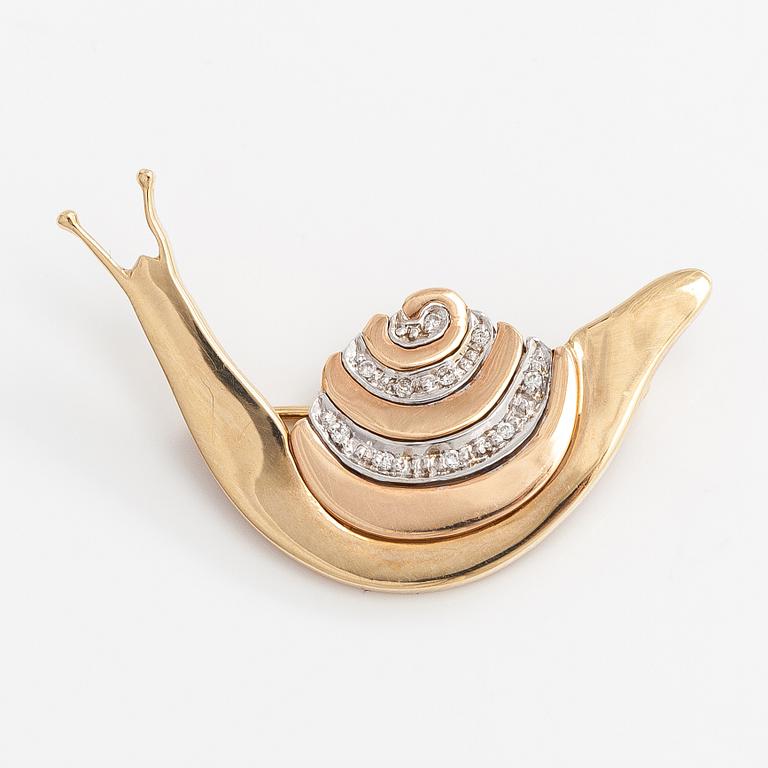 A 14K gold snail brooch with diamonds ca. 0.045 ct in total.