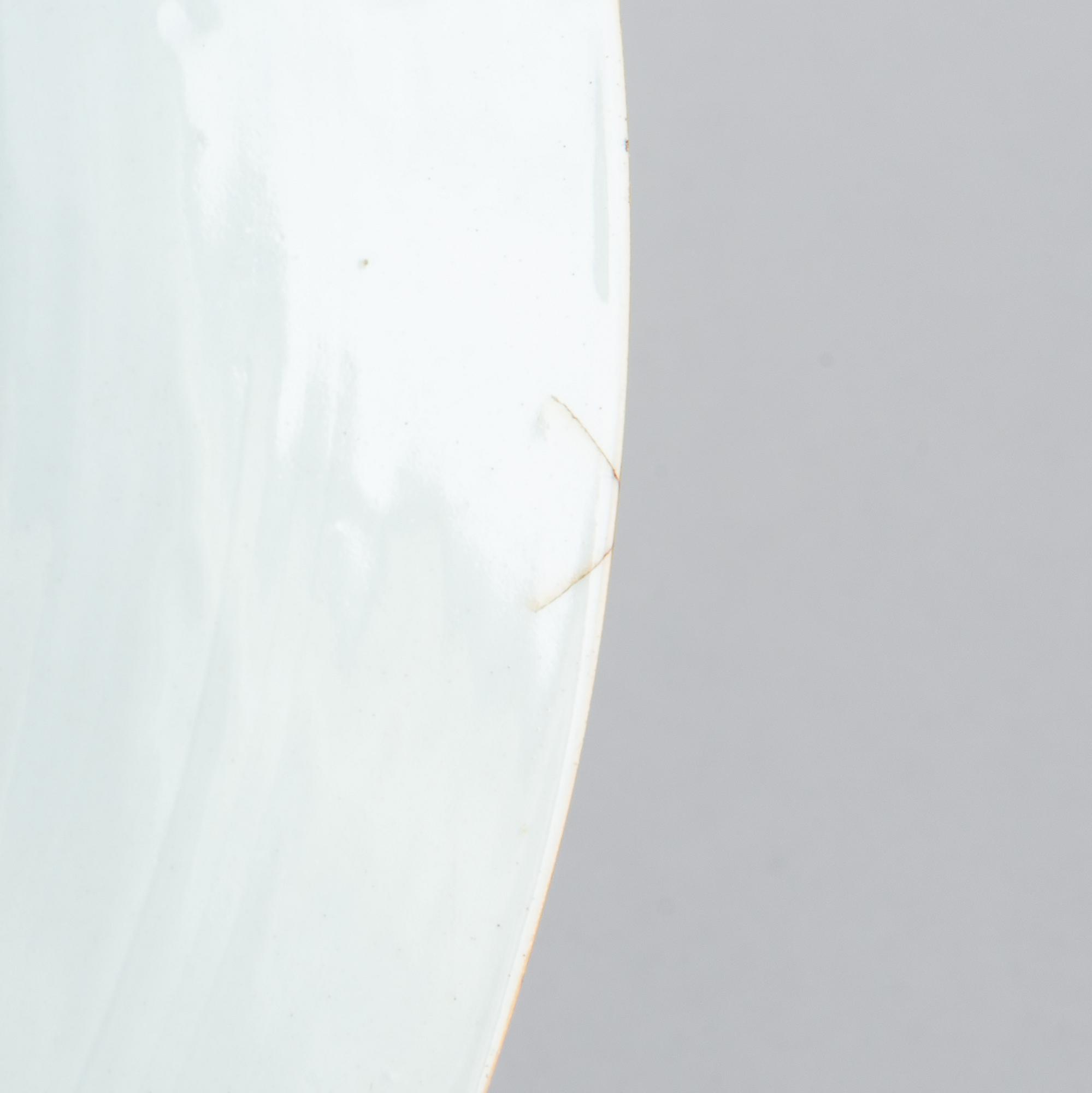 A famille rose serving dish, Qing dynasty, Qianlong (1736-95).