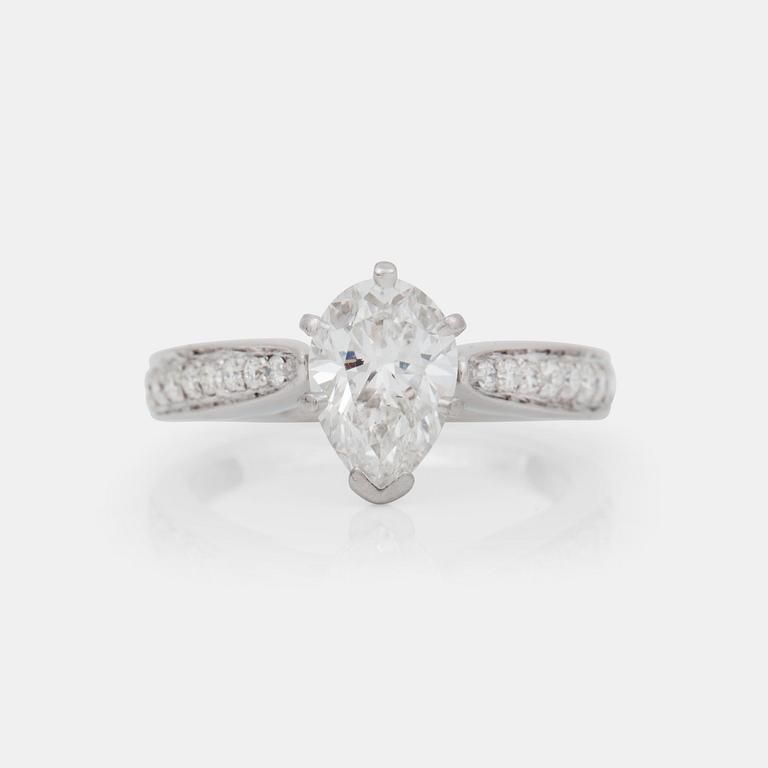 RING, med droppslipad diamant, 1.57 ct samt små briljantslipade diamanter.