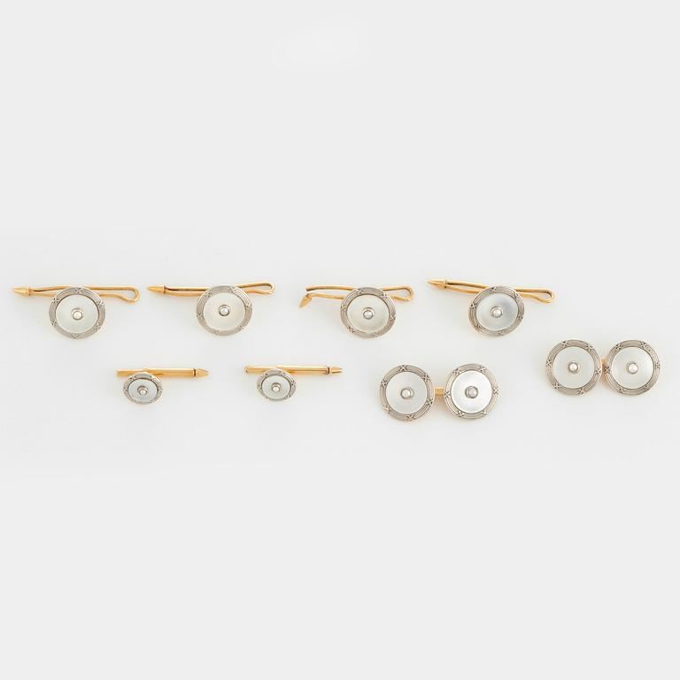 A pair of cufflinks, two shirt studs and four vest buttons in 18K gold and platinum set with mother-of-pearl and pearls.