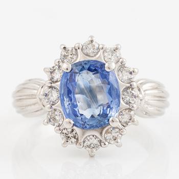Ring platinum, with a sapphire and brilliant-cut diamonds.