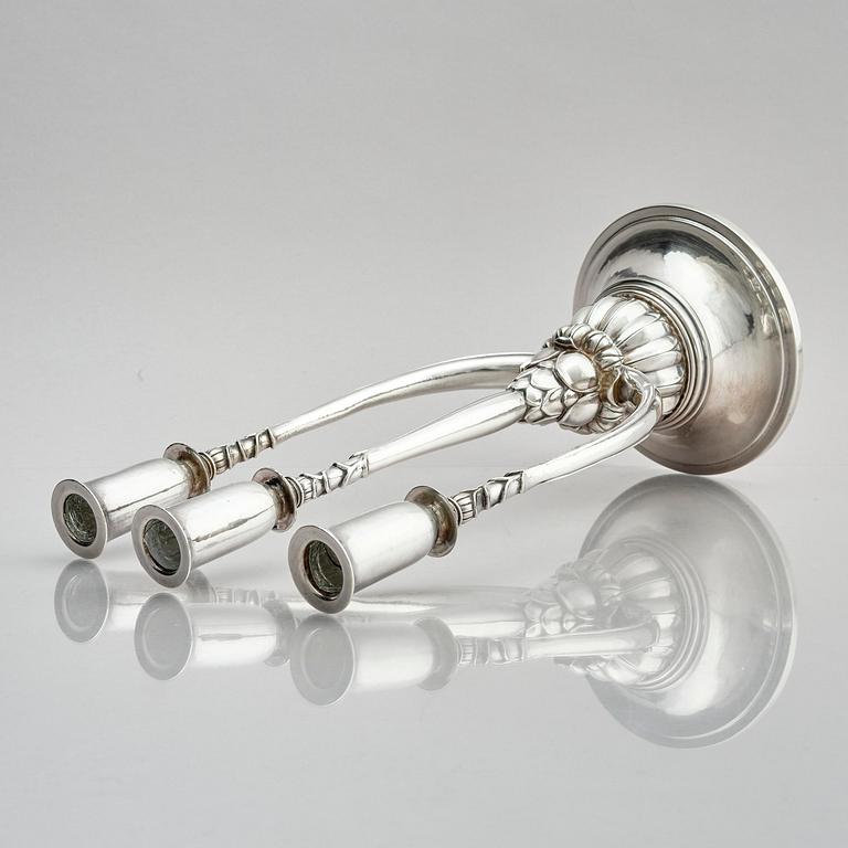 Georg Jensen, trearmad kandelaber, sterling silver, design Harald Nielsen, modell nr 595, Köpenhamn 1925-1932.