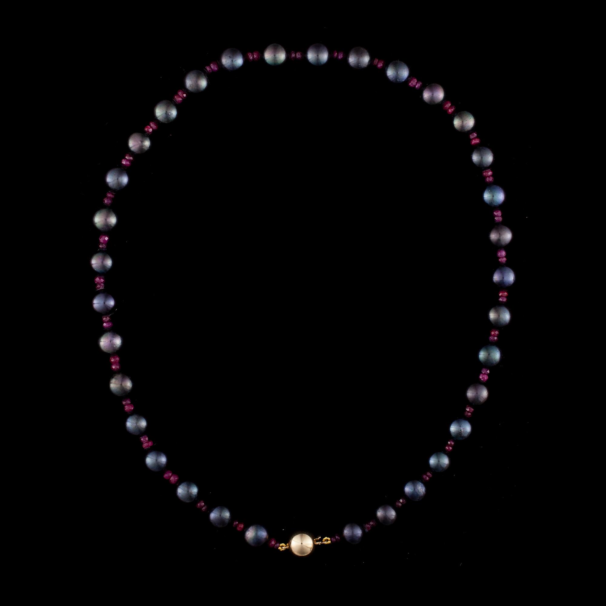 PÄRLCOLLIER, mörka odlade pärlor, rubiner, 14K guldlås.