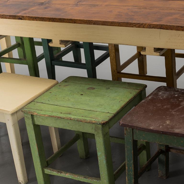 A MODERN TABLE MED STOOLS.