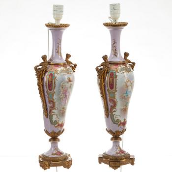 BORDSLAMPOR / URNOR ett par, Mellaneuropa, ca 1900.