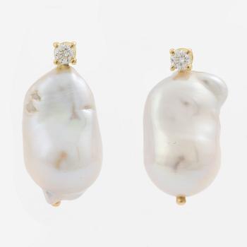 Earrings 18K yellow gold with cultured baroque-shaped freshwater pearls and brilliant-cut diamonds.