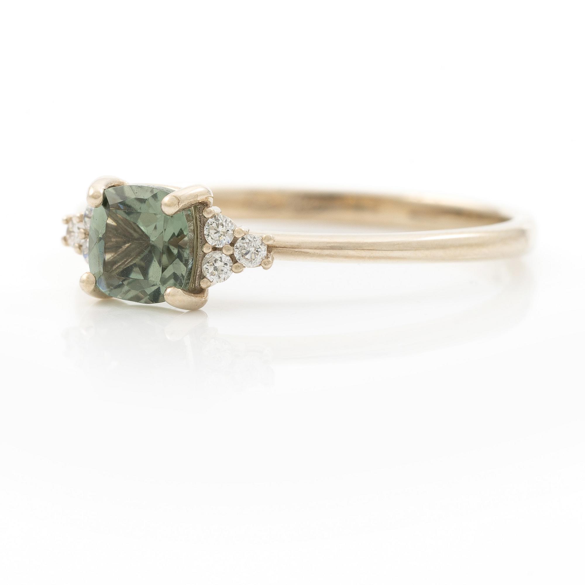 Ring in 14K white gold with tourmaline and brilliant-cut diamonds.
