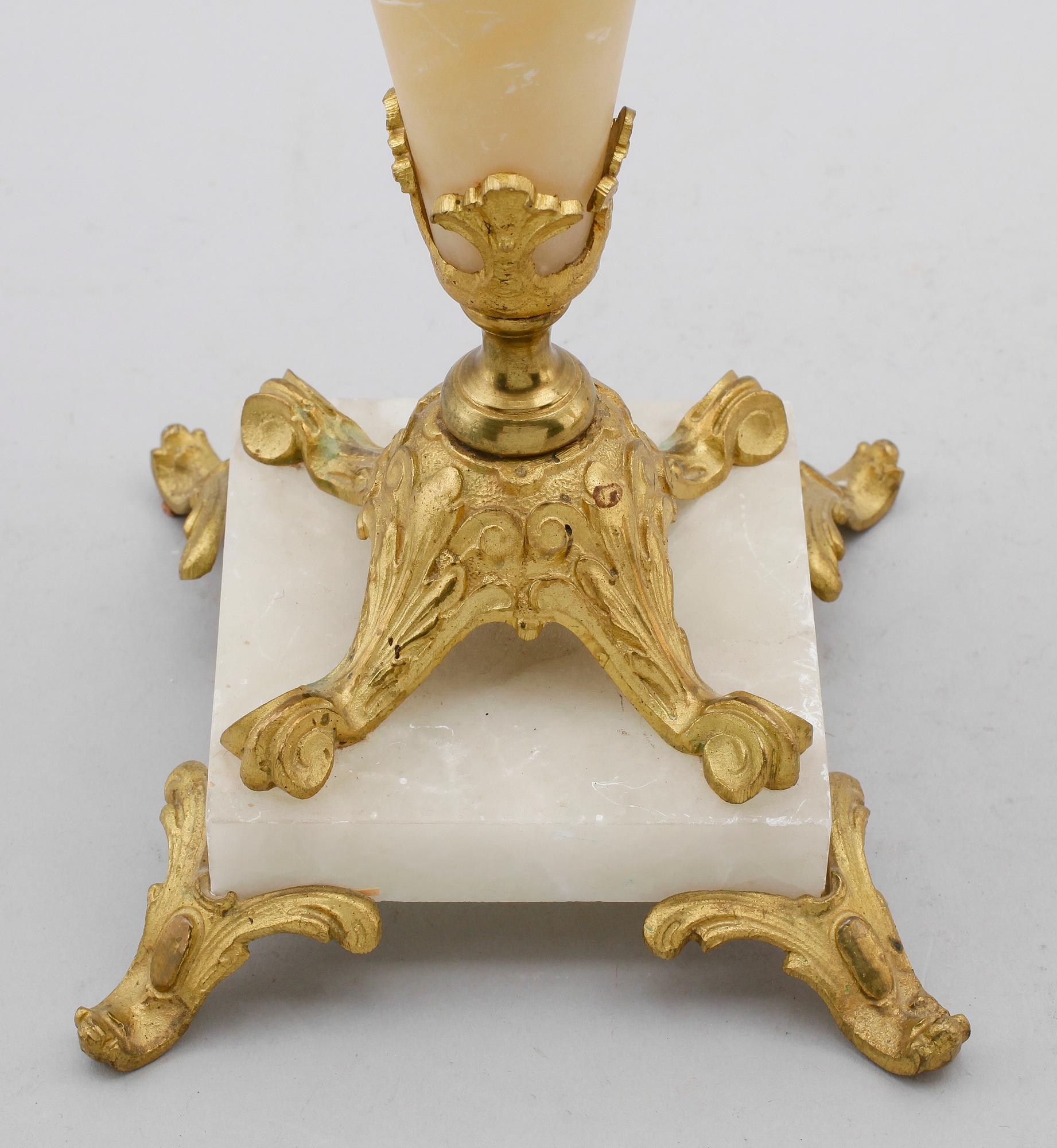 KANDELABRAR, 1 par, alabaster och förgylld mässing,  nyrokoko, 1800-talets andra hälft.