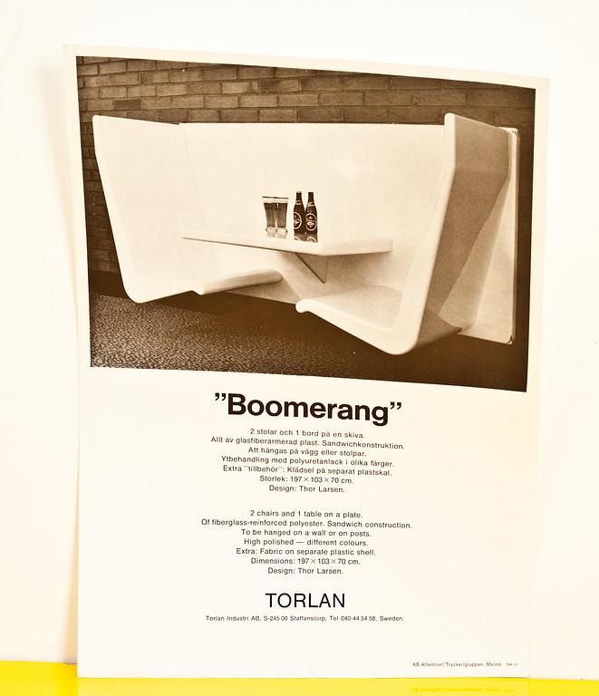 BORD MED STOLAR, VÄGGFAST, "Boomerang". Design Thor Larsen.