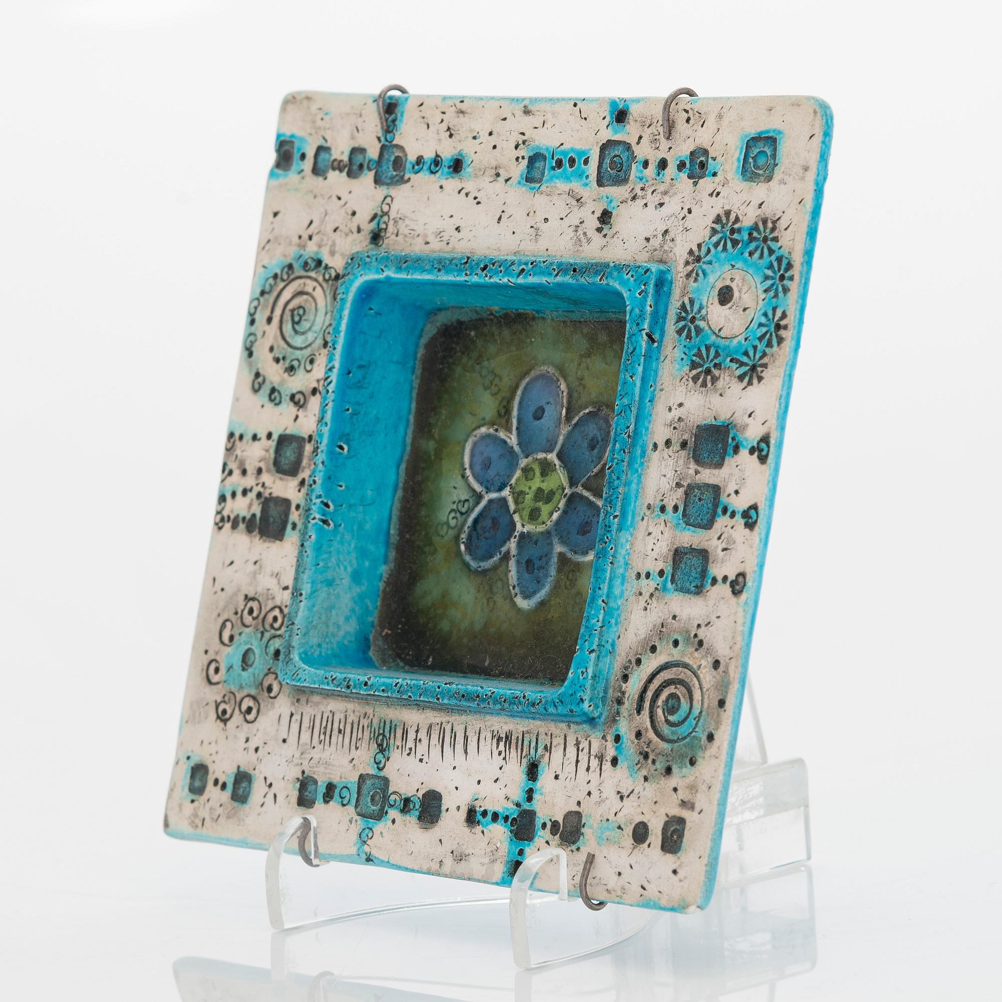 Rut Bryk, reliefi, kivitavaraa, signeerattu BRYK.