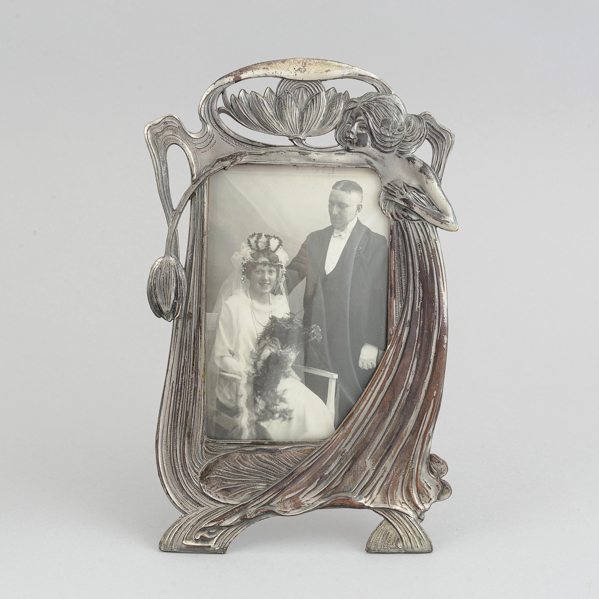A pair of silver plated Art Noveau photo frames. Early 20th century.