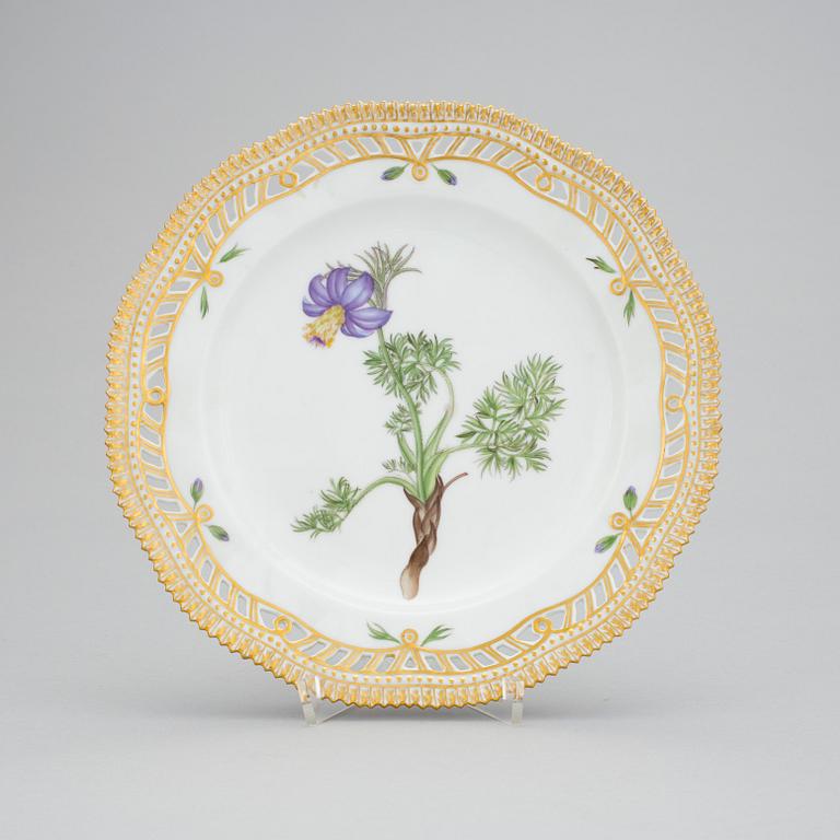 A set of 8 Royal Copenhagen 'Flora Danica' dessert dishes, Denmark, 20th Century.