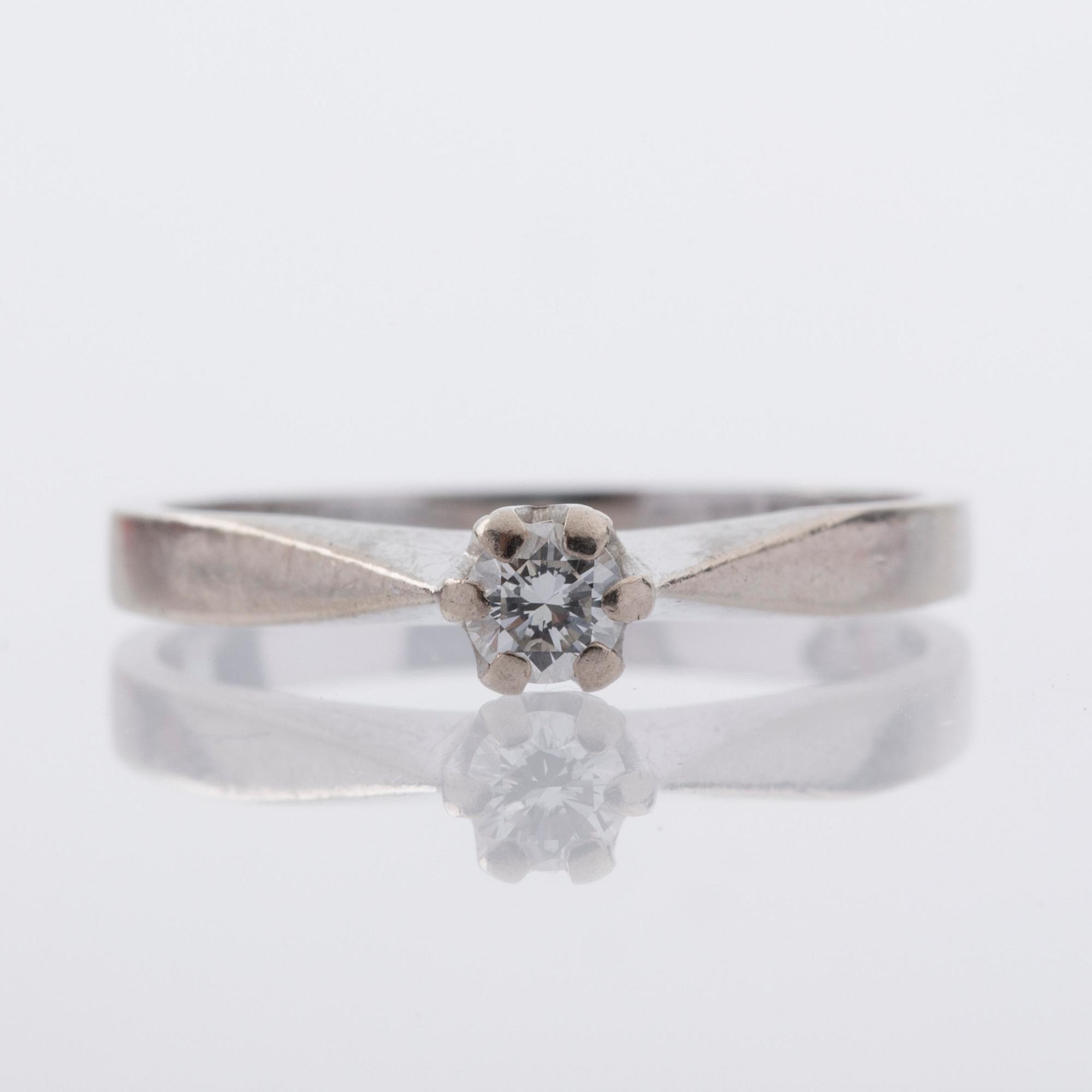 RING, 18K vitguld med briljantslipad diamant ca 0.10 ct. Gustaf Dahlgren, Malmö, 1973.