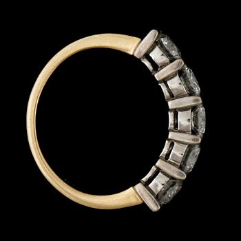 RING, 18k rött och vitguld med 5 briljantslipade diamanter tot ca1,50ct. Vikt ca8g.